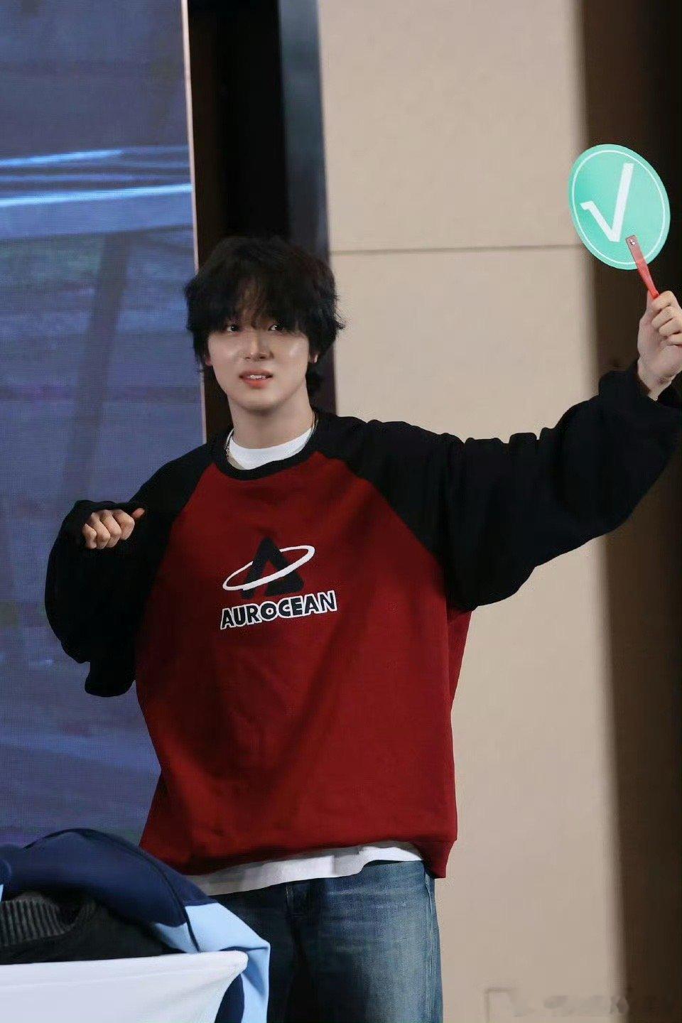 李楷灿cos桃黑黑欧巴不语，只是一味的举起牌子，太宠粉啦