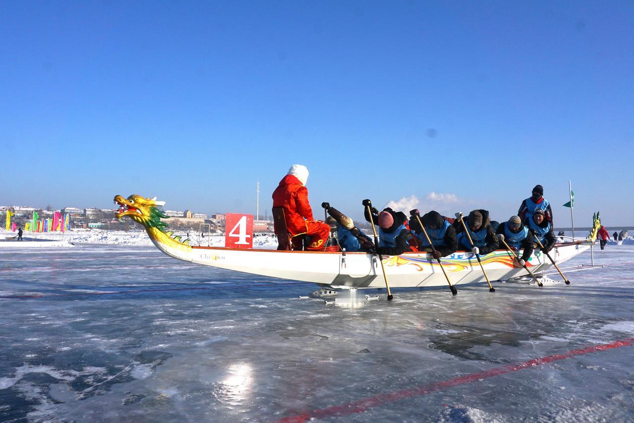“极寒躺冰”、冰上龙舟……今冬冰雪“花式”玩法层出不穷。这不仅仅是一场冰雪盛宴，