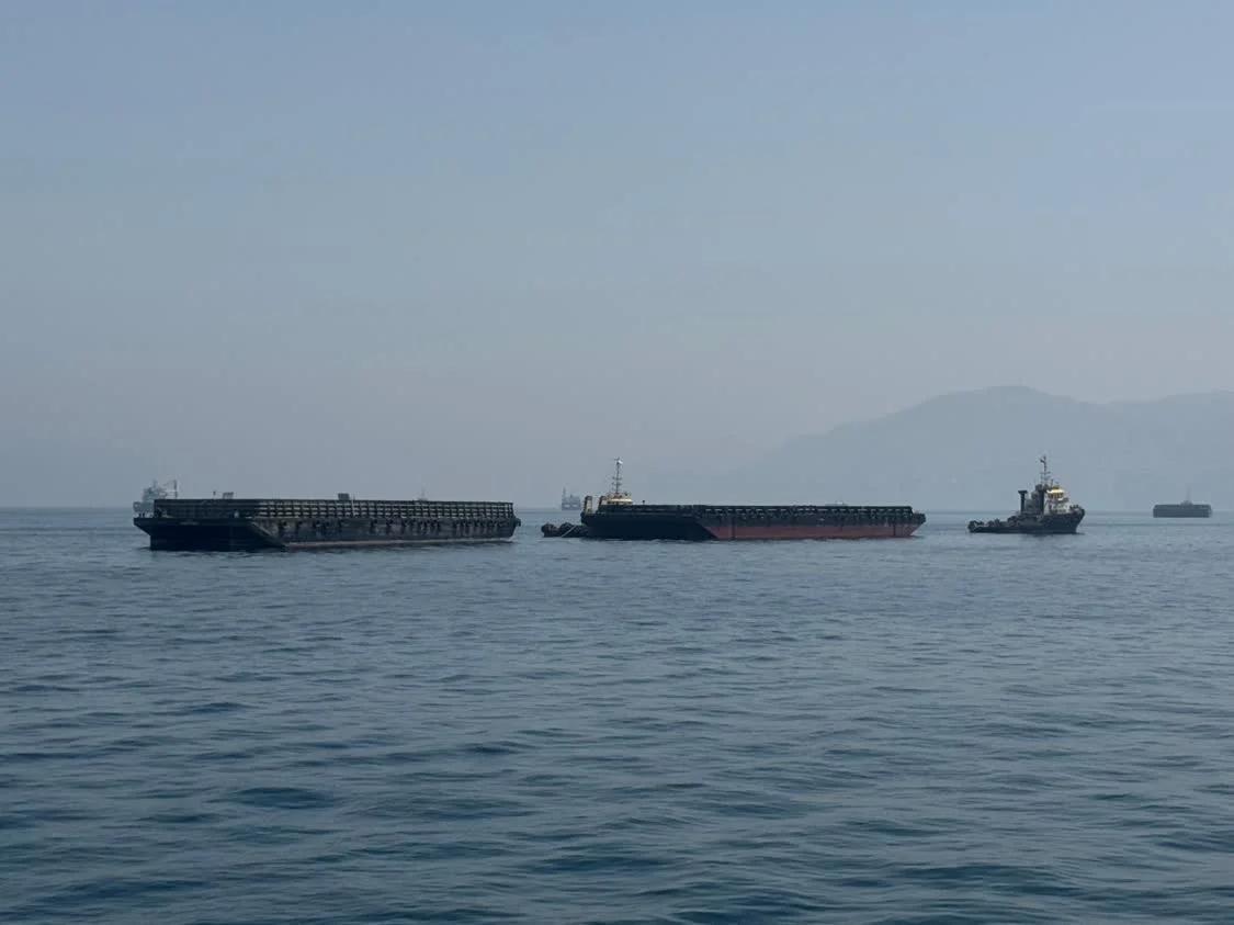 北京时间14:45，霍尔木兹海峡现场突发紧张一幕。伊朗革命卫队海军执勤舰艇直接对