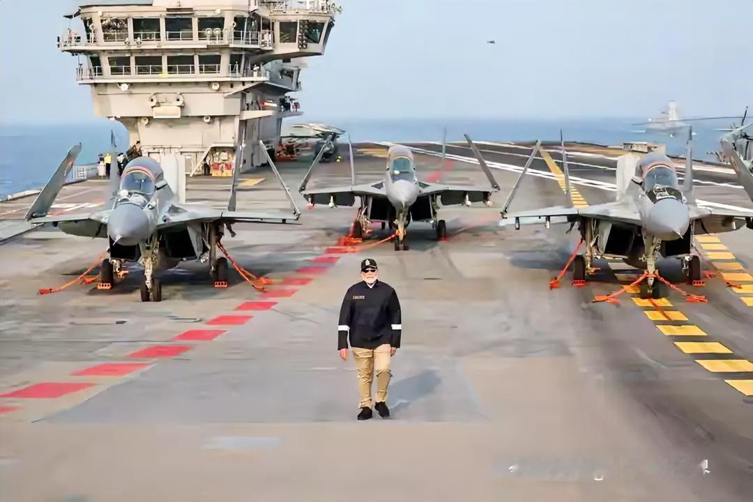 莫迪登自家“维克兰特”号航母视察，就是现场画面有点“反差萌”。排灯节当天，他特意