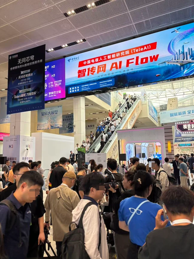 WAIC现场好多人，堵晕了