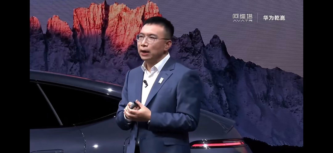 新阿维塔12在感知部件上实现了重大升级，双光路图像级激光雷达，分辨率提高400%