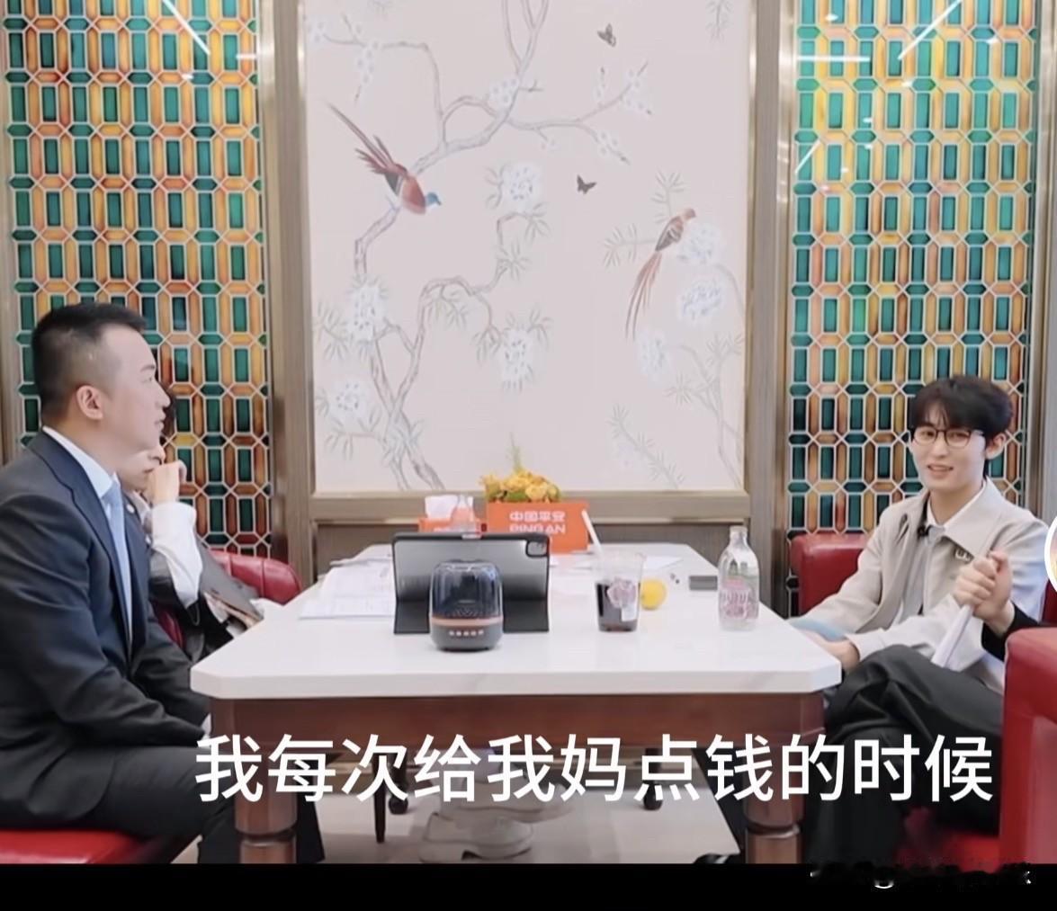 唐九洲说：“我每次给我妈给钱的时候，总想着给我爸也给一些，因为我怕他过的不好，但
