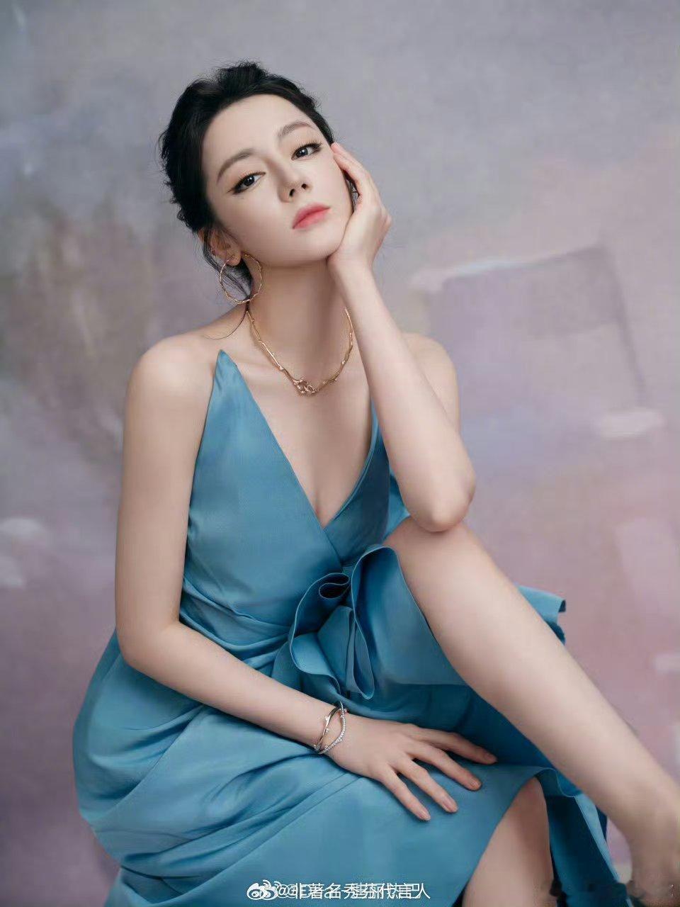 迪奥副总裁亲自迎接迪丽热巴咱就是说完全绝美呀，很难不爱。 