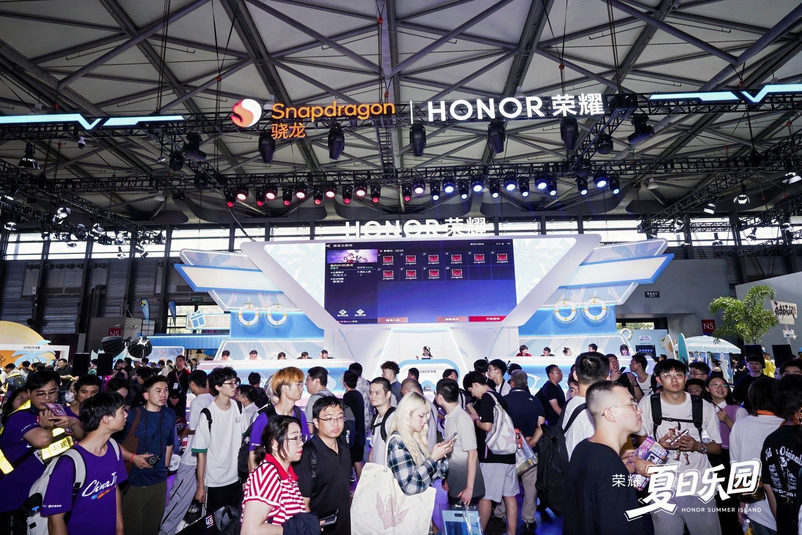 2025ChinaJoy现场，荣耀展区挺热闹的啊，现场不少体验环节也有趣。数码闲