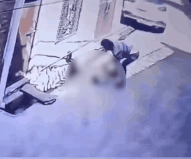 该男子很早就爱上了一名已婚妇女，后来该女子因感情不和离婚了，于是该男子就多次向该