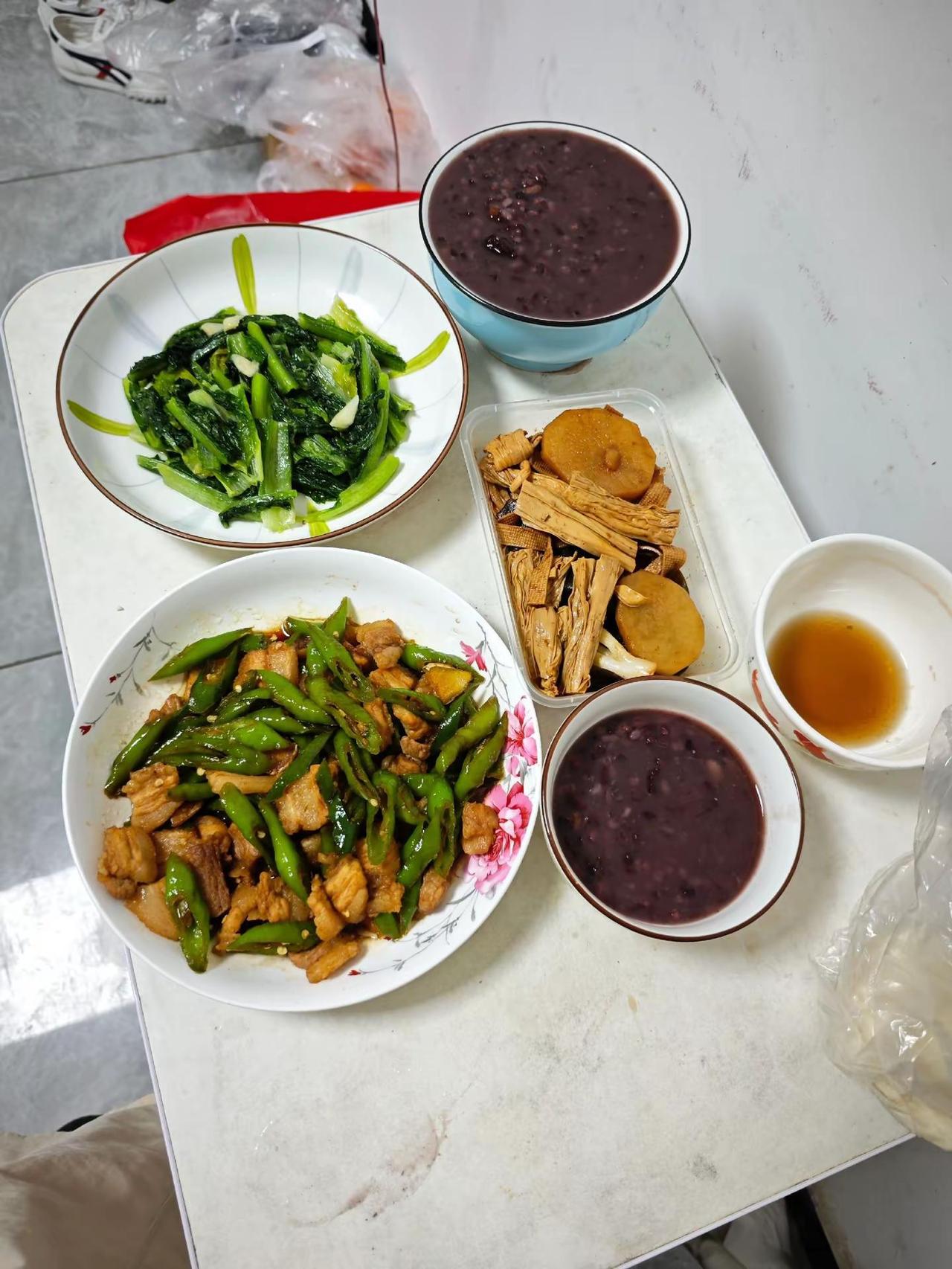快九点半了，老公还没下班呢，我和孩子一直都在等他回来一起吃饭，饭菜都冷了，平时他