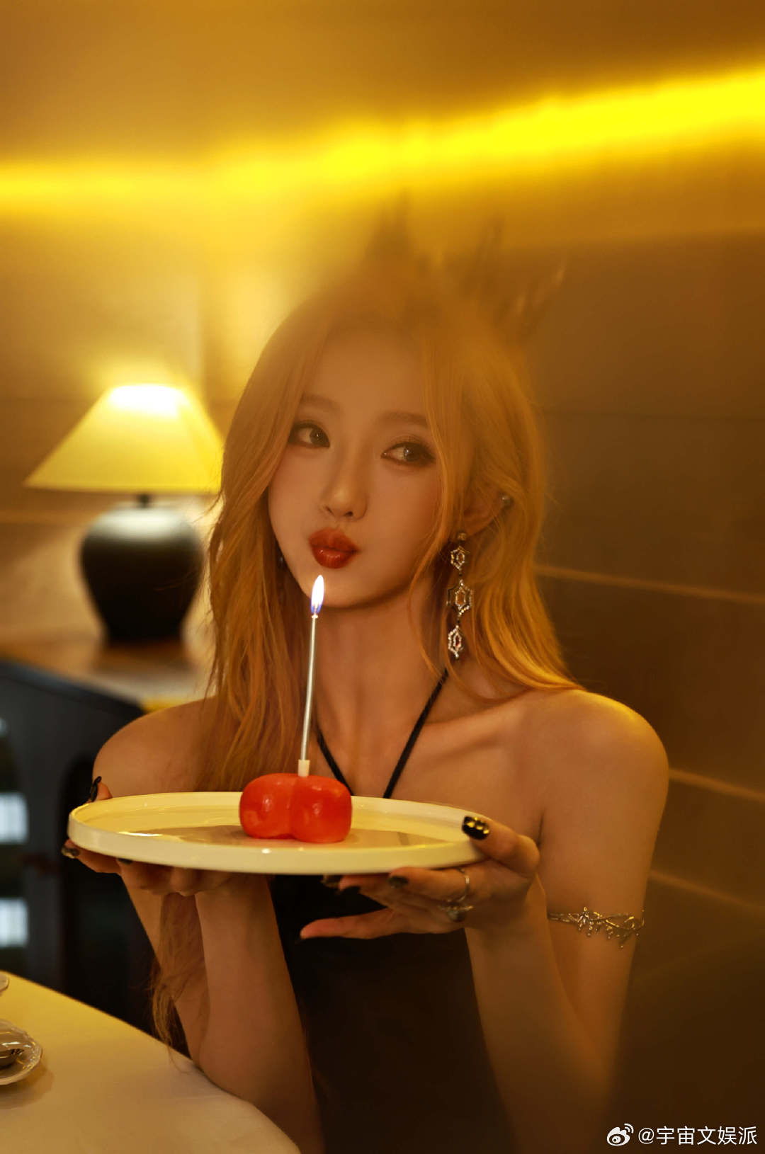 这居然是肖燕肖燕瘦了好多  金发解锁全新风格！黑裙衬得身姿曼妙，楼梯间的光影勾勒