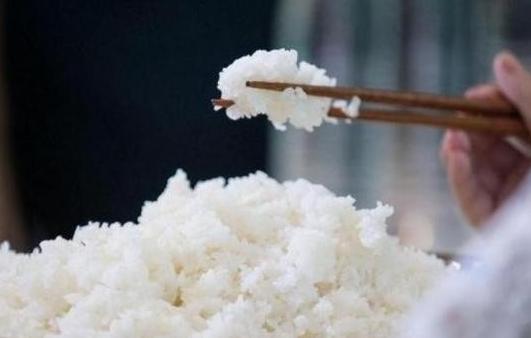凭啥欧美拿米饭当摆设，中国人却顿顿离不开？！一位老外吃完中国饭惊呼“像原始人”—