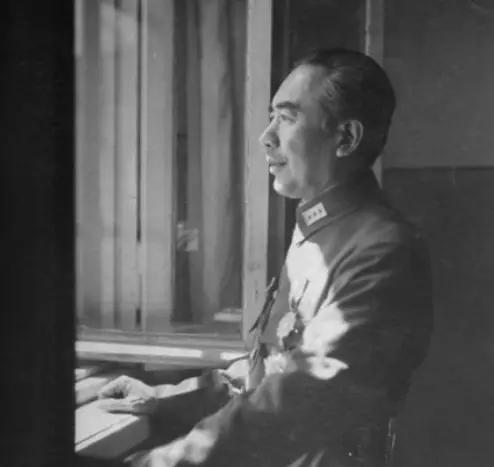 1944年，盛世才看到儿子看戏被打，他找到盛文报案，要他负责到底。1944年，新