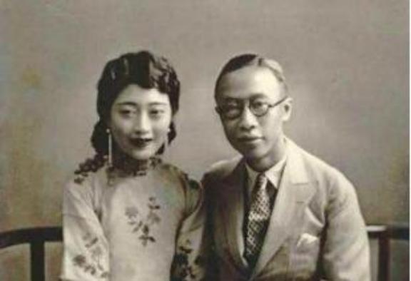 晚上，12岁的溥仪，被十几个宫女摁在床上玩游戏。他很兴奋，但玩了很久，还是累了，