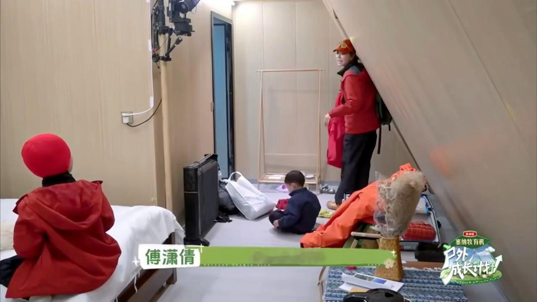 在综艺里看到教科书级的爸爸带娃户外成长计划 全程耐心十足，会蹲下来倾听孩子的想法