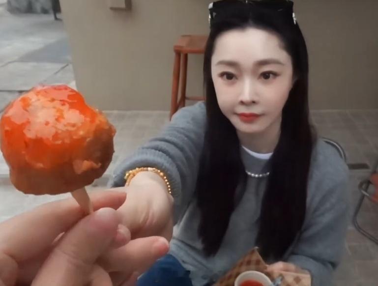 派酱安利[彩虹屁]宋轶美食博主更新了 今天是美食博主[哈哈]姐姐镜头下的汕头也太