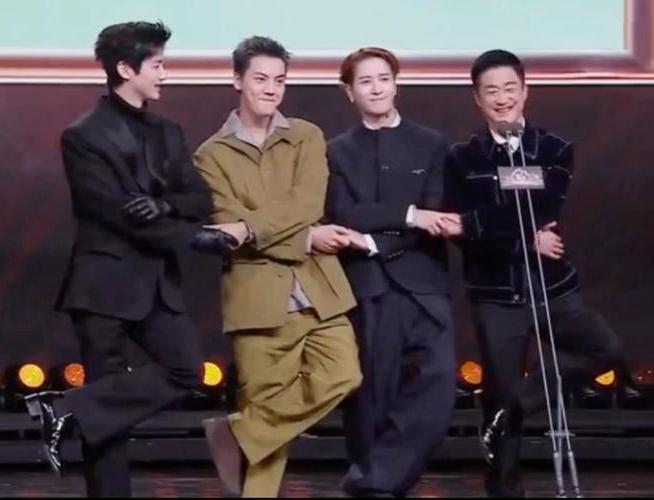 哇哦，4位靓仔互动的镜头好吸睛呀，可是我居然只认出了一身绿衣、梨窝精致的陈伟霆，