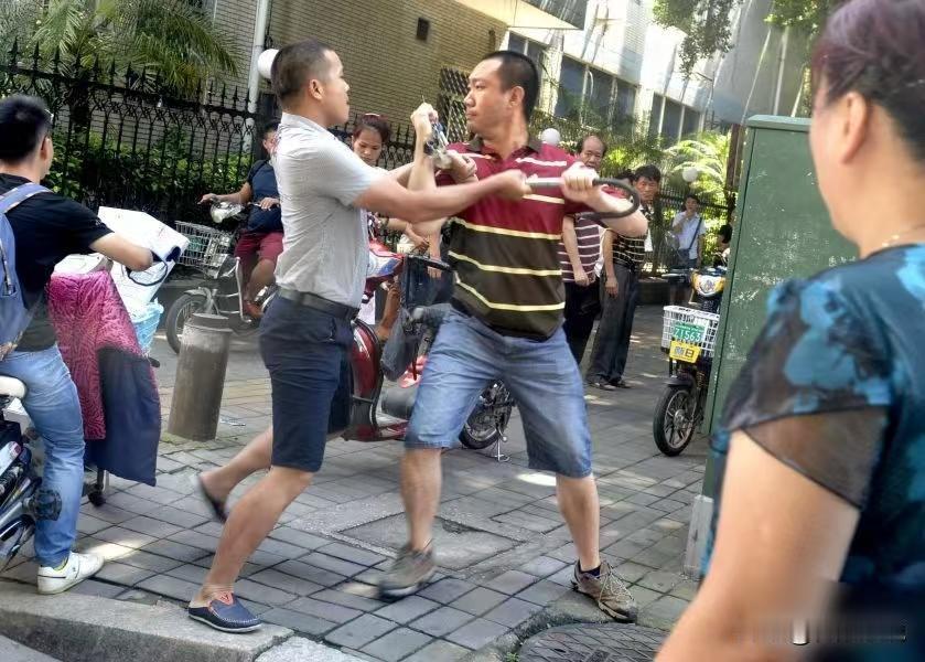 6 月 20 日报道甘肃临潭，一男子带妻子去参加亲戚暖房酒宴，期间，邻桌一醉汉酒