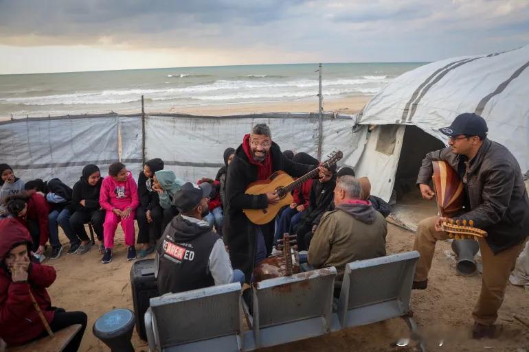 照片：巴勒斯坦艺术家通过音乐为加沙流离失所的儿童提供心理支持 巴勒斯坦音乐教师艾
