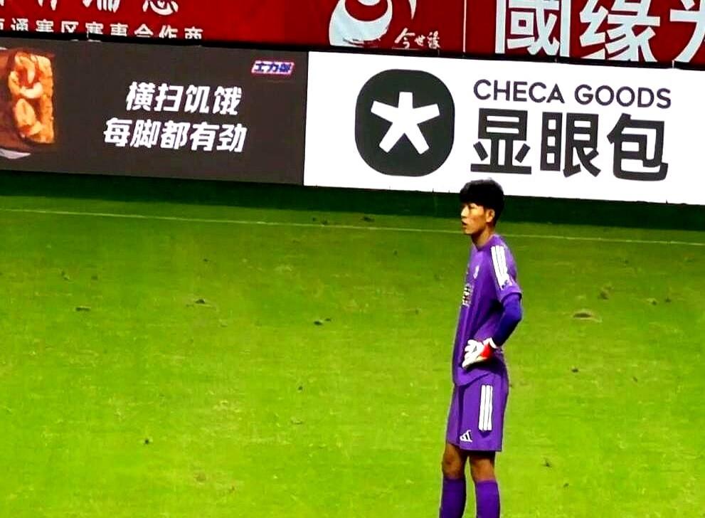 高教练悬着的心，终于在赵东旭站到门线前那一秒，吧嗒一声落回了肚子里。

这老门将