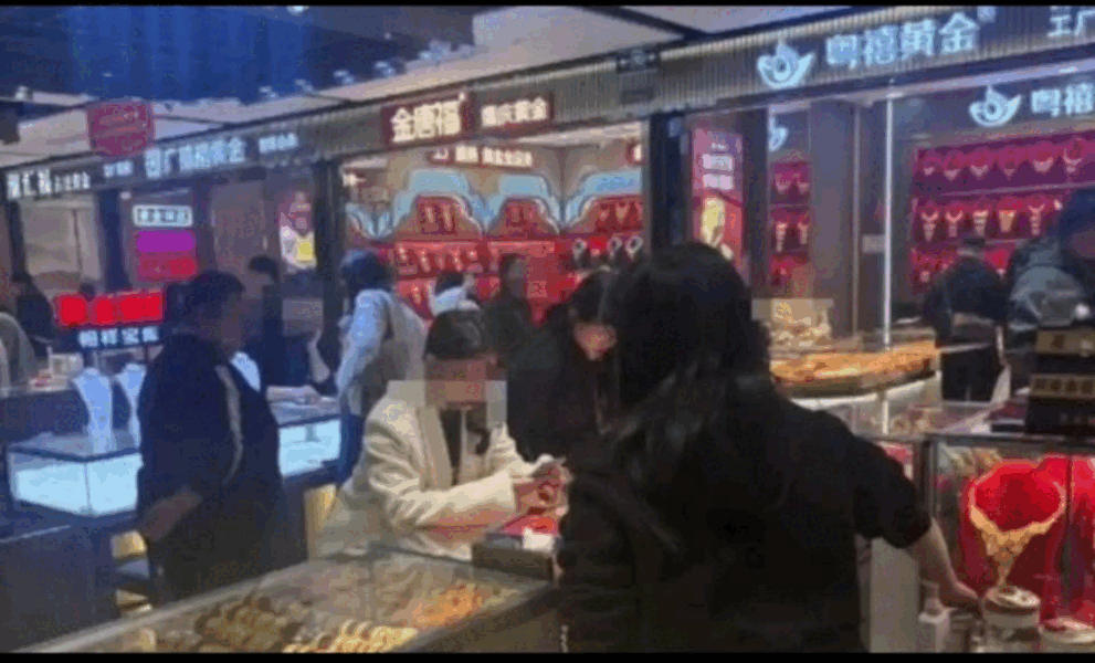 上海，一女子花费2.9万元，在水贝市场购买一款重49.18克的黄金，检测结果为千