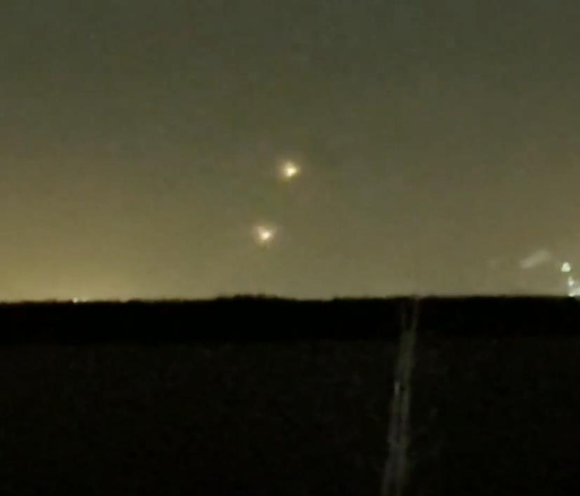 玩过无人机的都知道，在这样的距离下还可以发出这么强的光的一定不是普通无人机。