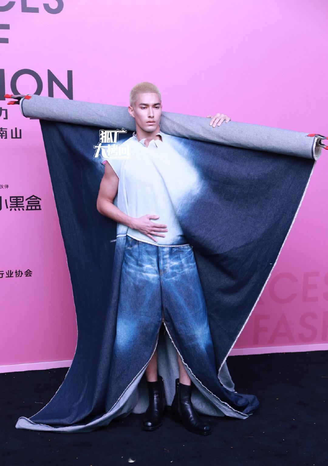 米卡竟然扛着一卷布走上了 VOGUE 红毯，这可真是个力气活啊。 ​​​