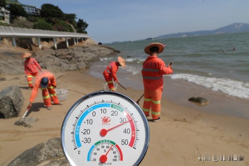 冬日职场保暖各有妙招：工地工作者靠热火朝天的干劲驱散寒意，办公室白领则依赖恒温空