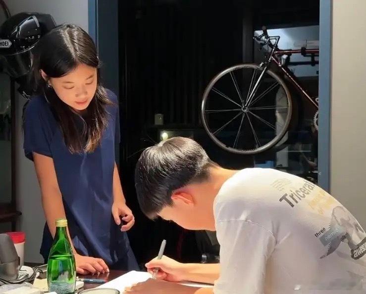 梅婷晒生日礼物，老公曾剑带着一儿一女亲手为她Diy一件兔子T恤，背后4个胡萝卜上