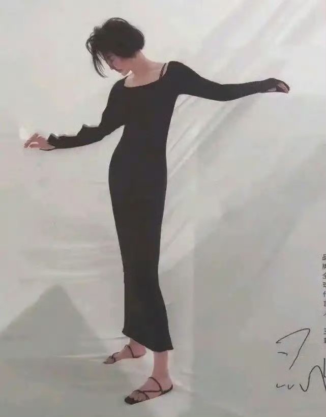 王菲根本不像50多岁的女人，这身材谁看了不迷糊，气质满满，怪不得谢霆锋迷的不要不