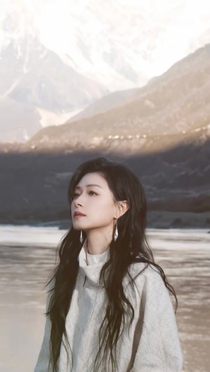 万茜公路文女主有脸了谁懂雪山下的万茜🥺漫不经心眺望的样子，清冷又有故事感，我的