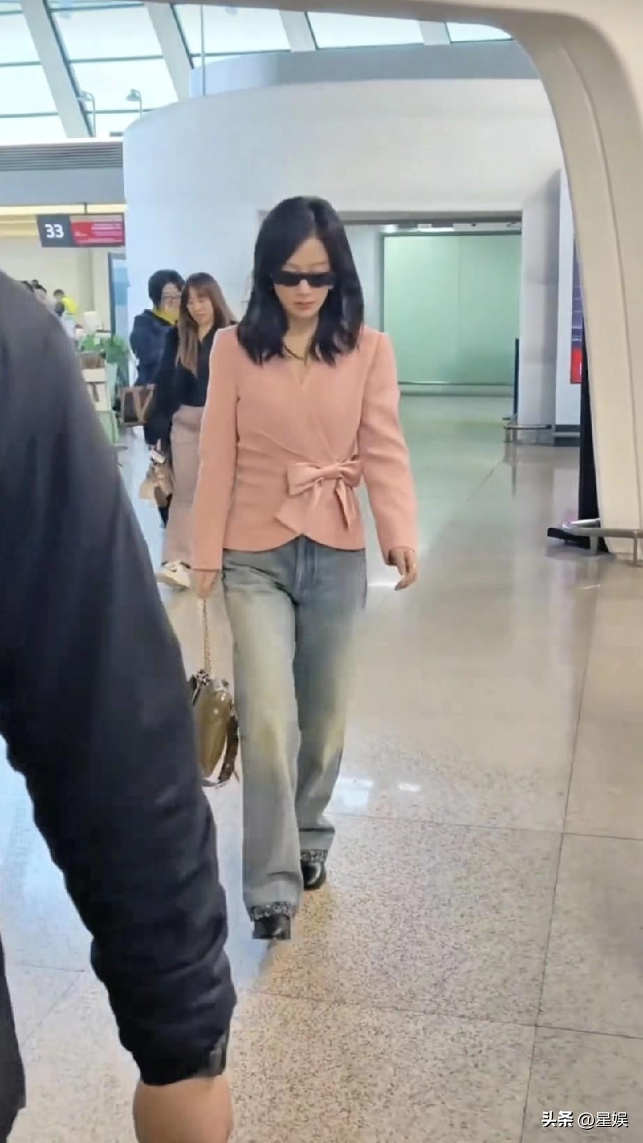 杨紫粉色外套+牛仔裤