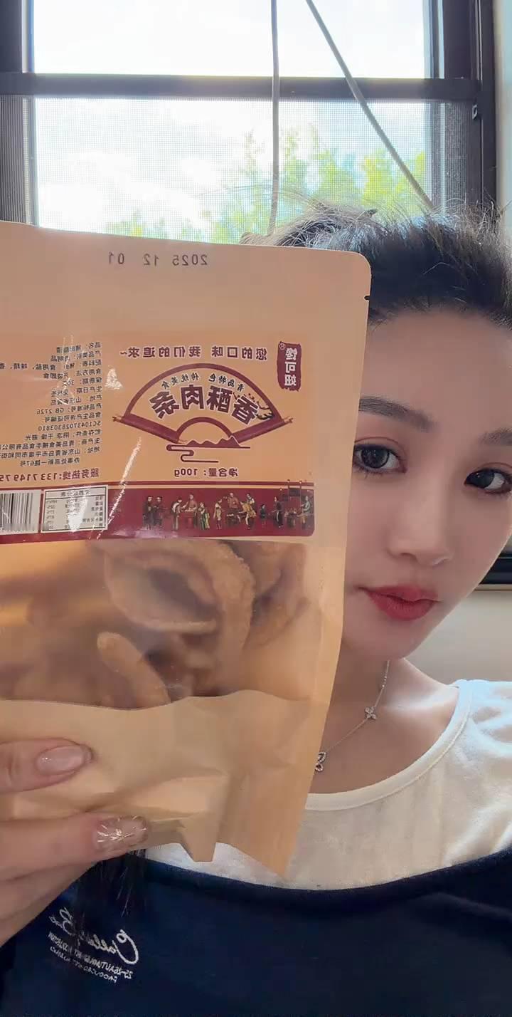 香酥肉条。
这个是没有裹淀粉的，就是酥肉炸的，可香了，所以真的很香。配料表：猪肉