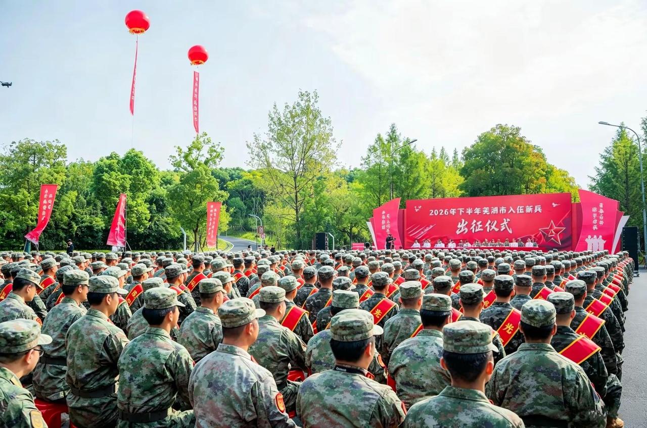 一身戎装，一生荣光。肩负使命，心系家国。愿少年踏浪而行，不负韶华，前程坦荡。致敬