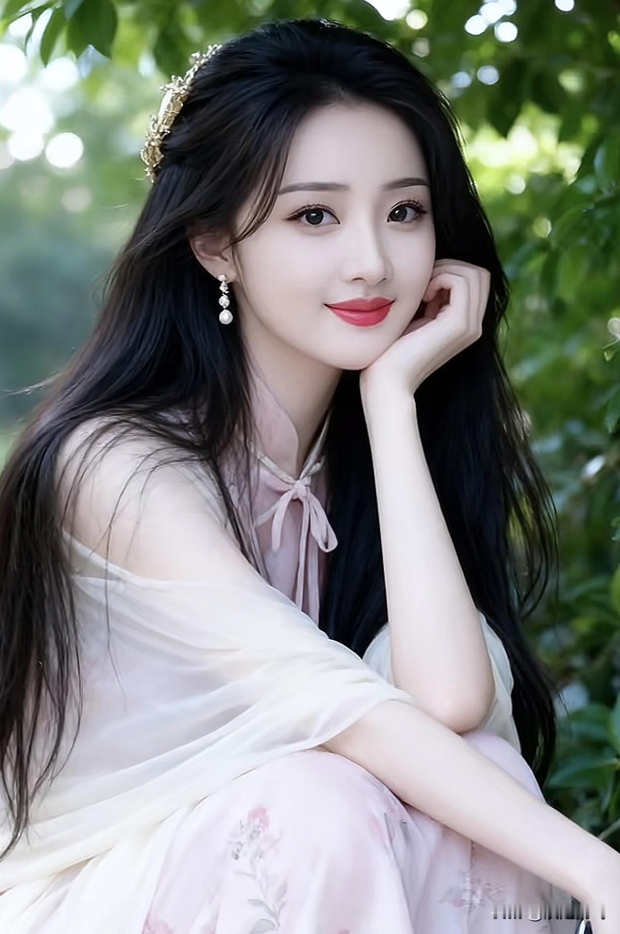 绿树掩映中，美人倚坐思悠长。绿树间漫步影像 绿树花影 紫裙倚坐 绿树花影 紫裙倚