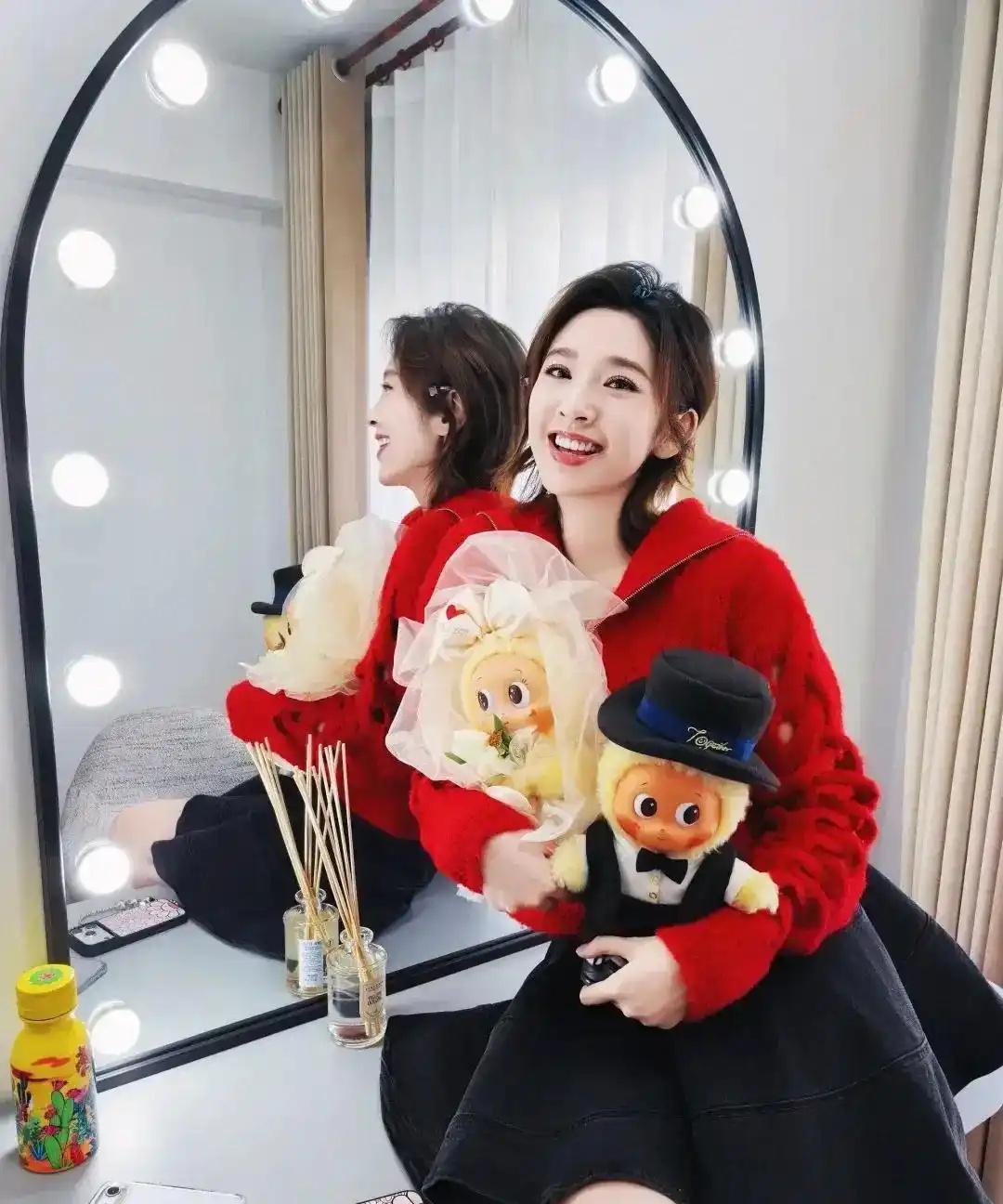 新鲜的艺昕[飞吻]
唐艺昕