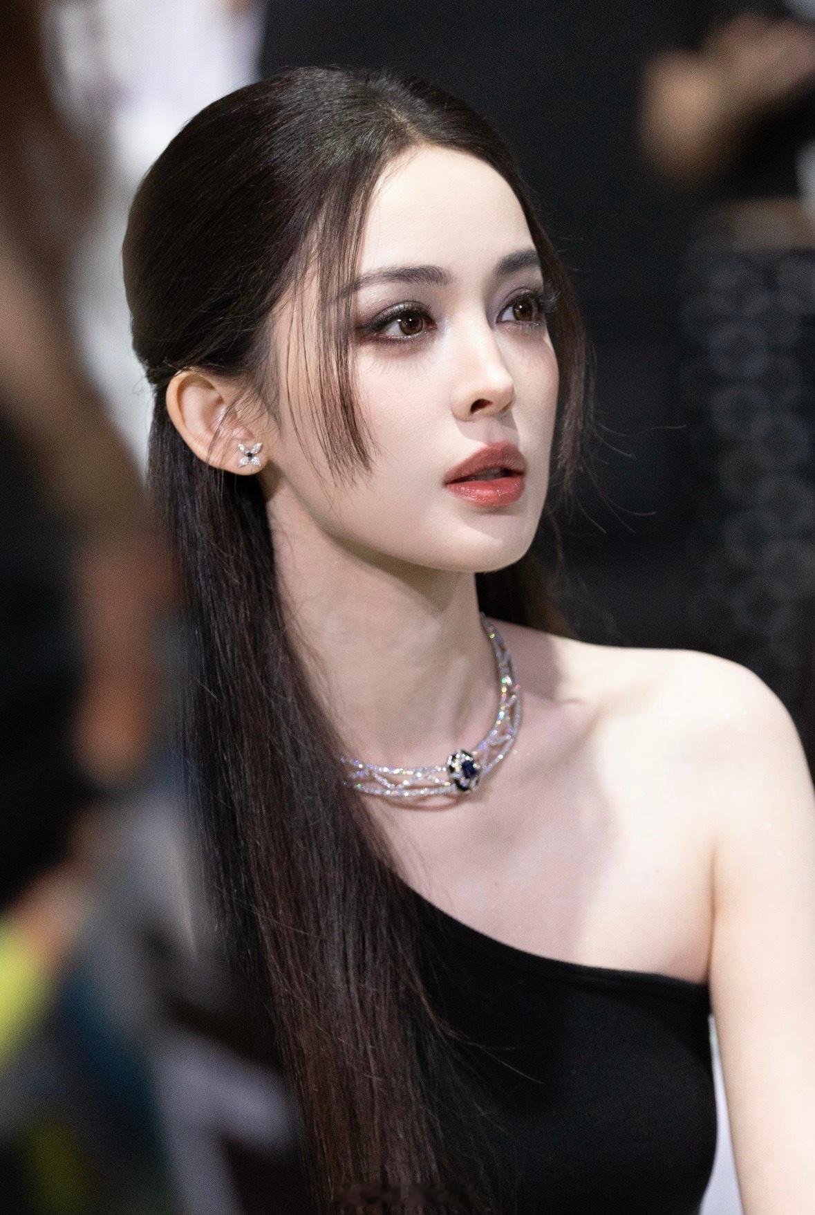 OMG娜扎简直是氛围感的神啊，美得我一愣一愣的... 