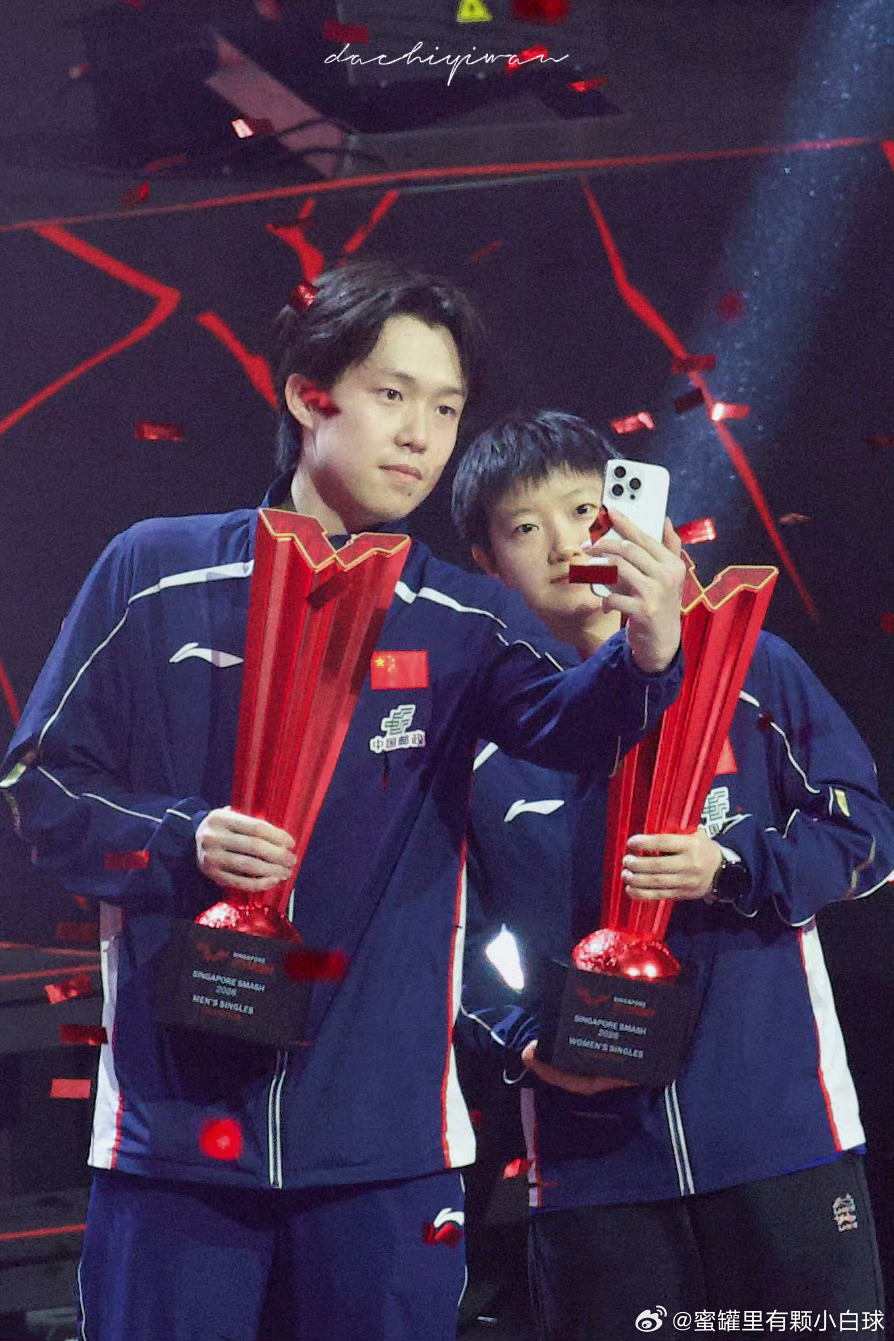 王楚钦孙颖莎新加坡大满贯冠军自拍我们莎莎楚钦真棒呀，站在一起就是美好