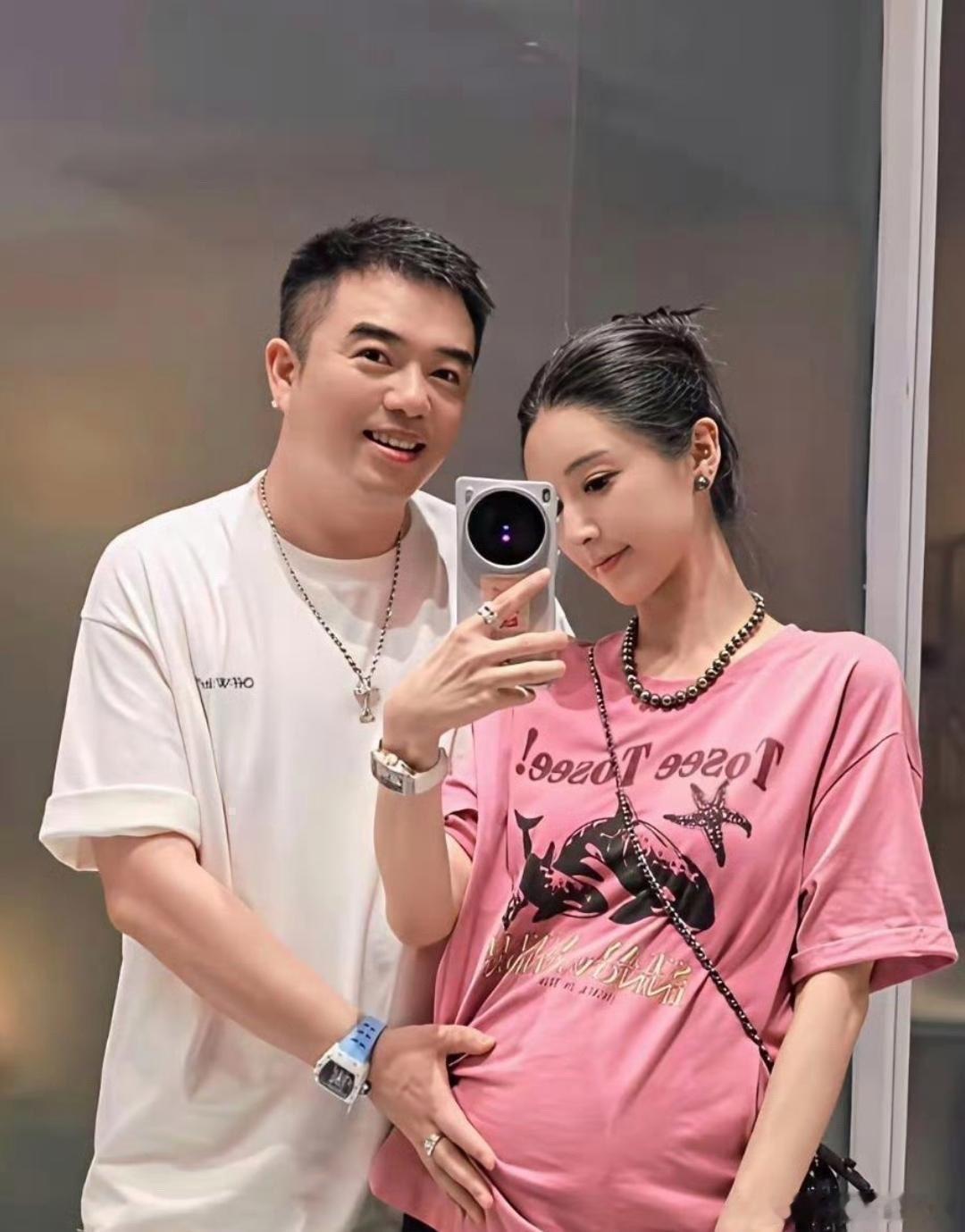 微娅怀二胎了，经历了财富巨浪来袭，原配夫妻还能这么恩爱的，少见啊 