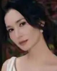 2026年3月12日，卢靖姗在社交平台分享了一组春日遛娃照，引发众多网友关注。照