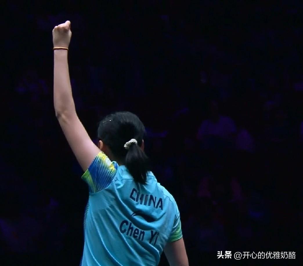 陈熠赢了比赛，也是高举手臂庆祝。
陈熠现场支持率47%，弹幕很多为外协加油。
按