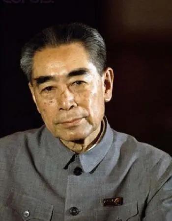1966年，正在举行会议的人民大会堂，竟遭遇袭击。一颗子弹将玻璃当场击穿，然而开