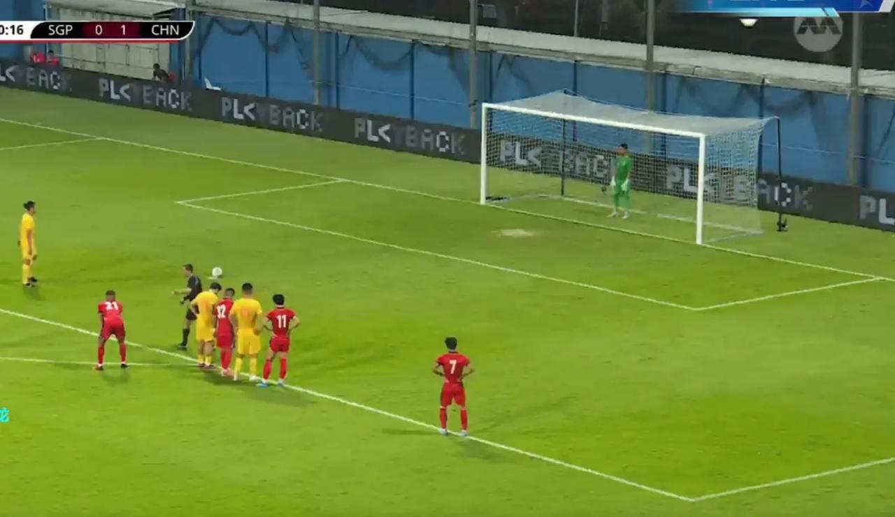 张玉宁点球破门！国足2-0领先新加坡！
这个点球来得比较突然，国足的中场黄嘉辉一