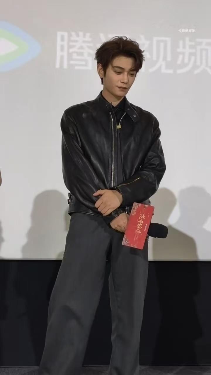 丁禹兮大方回应老公王称号 面对大家热议的老公王称号，丁禹兮从容大方回应。结合角色