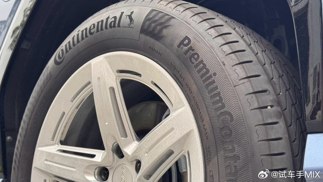 我做了一个很大胆的尝试换了一套拉丝银的轮毂…比原装特别很多，远看更像一辆油车但有