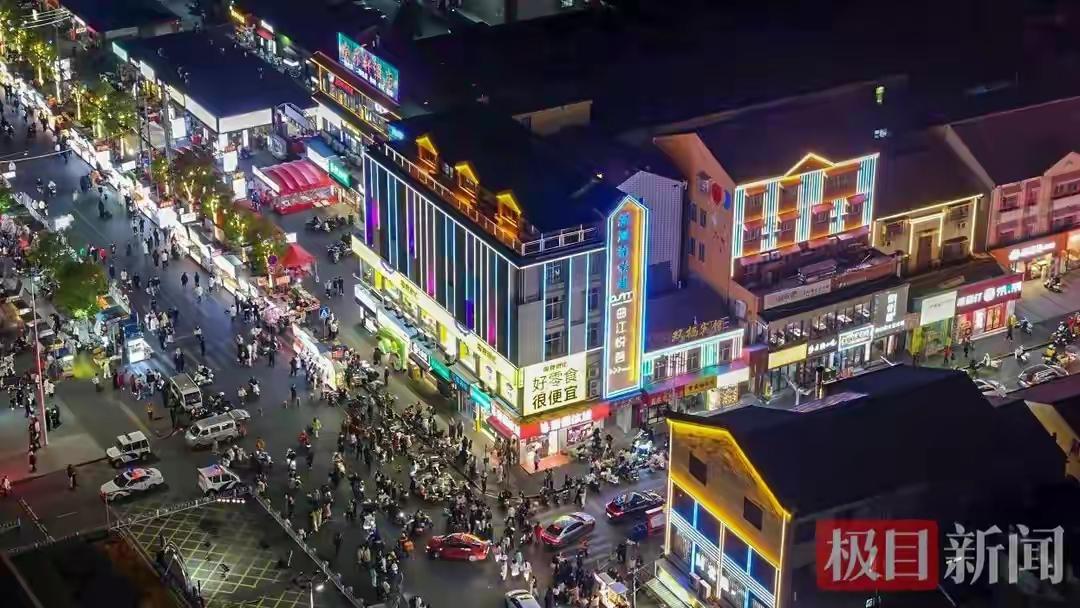 湖北荆州长新夜巷美食街夫妻档炸串摊：每晚炸千根淀粉肠致手指变形，年入百万背后的汗