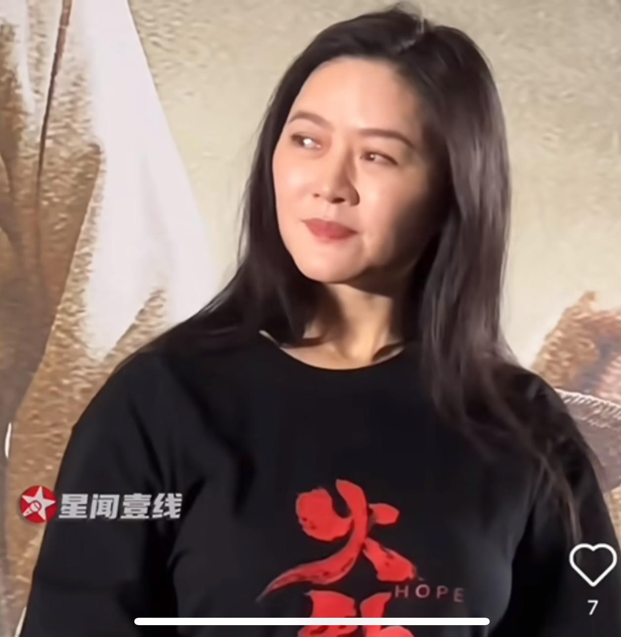 原来大家都猜错了，

田奶不仅没有被Ai换脸，

反而还参加了电影《火种》的首映