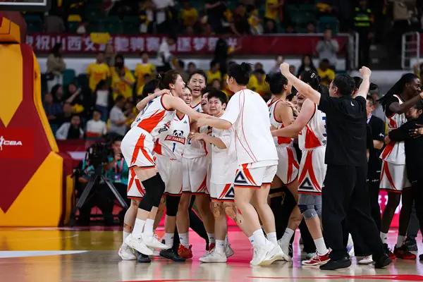 您听说4月25号那场WCBA抢五了吗？四川队两条胳膊让人卸了。坎贝奇伤退，奥贡鲍