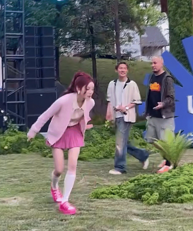 宋雨琦鞠着躬入场宋雨琦怎么会如此可爱