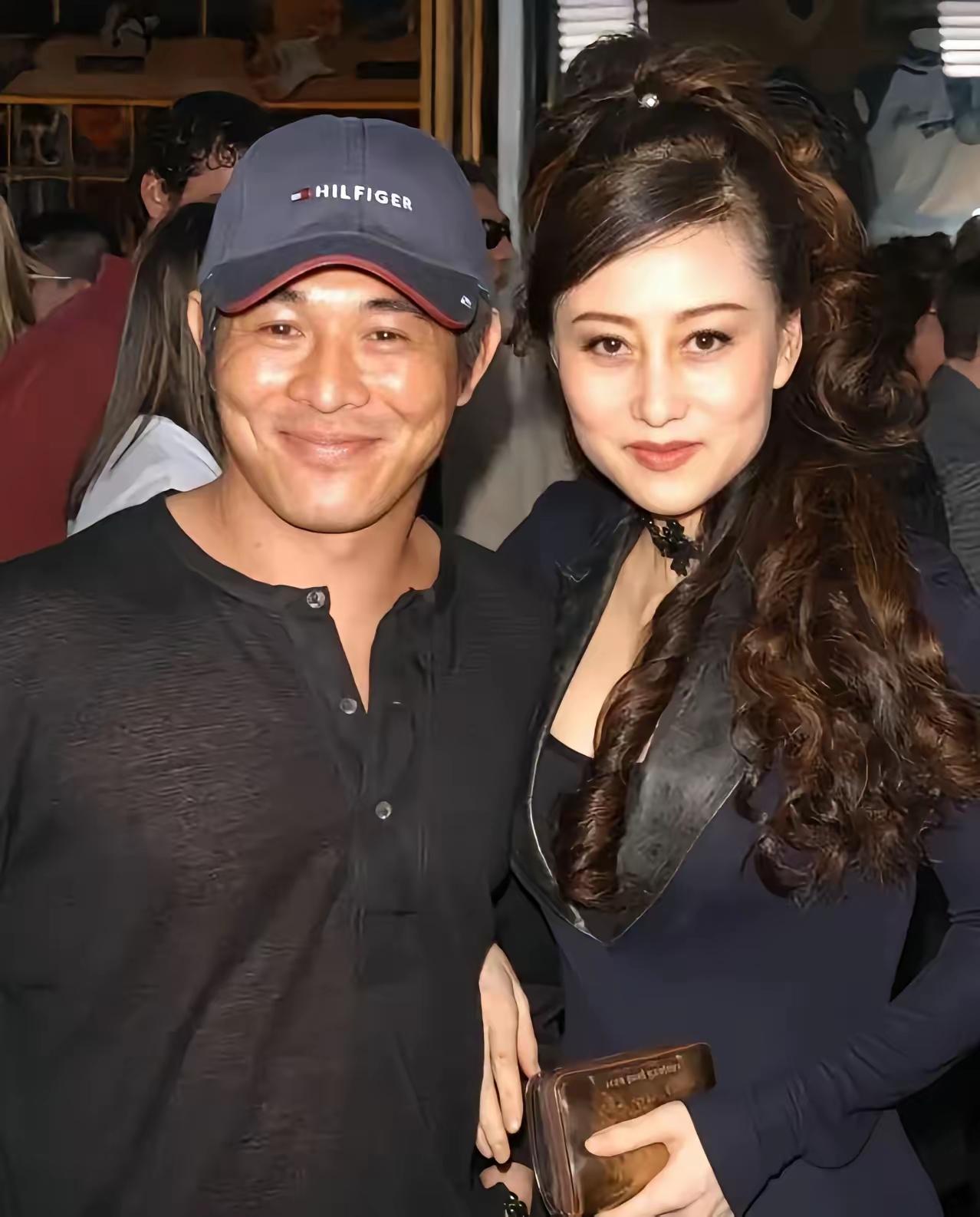 利智李连杰，
爱情不值学。
婚后再抛弃，
有米是大爷。