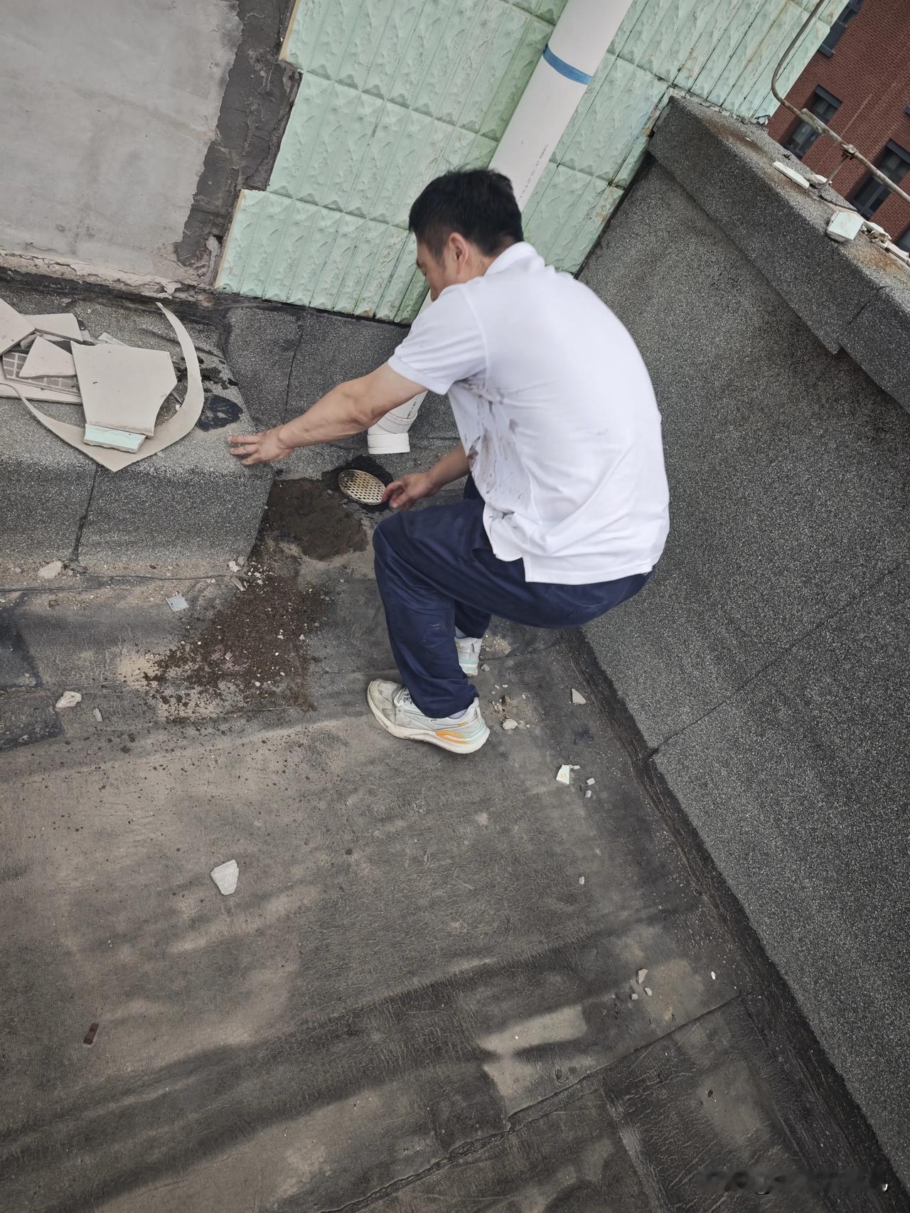 雨季来了，最怕下水管道排水管堵塞。几天连着查了好几次，领导不放心，让多查几次。