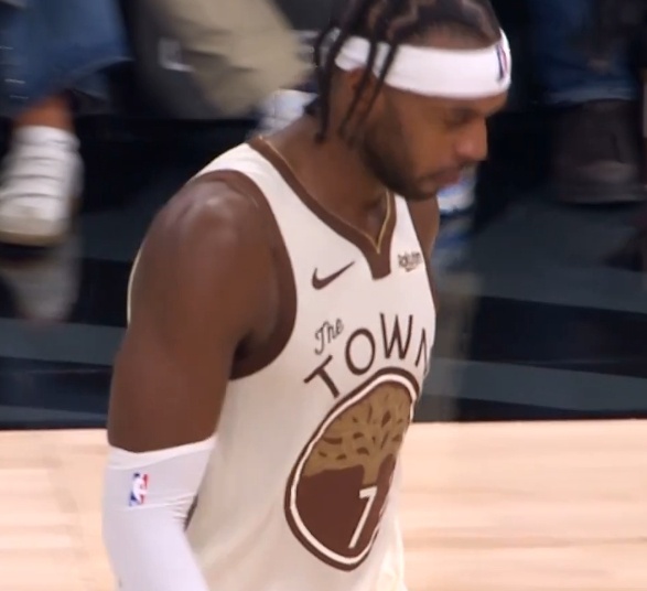 果然骂完 都醒了 防守跟的上了 进攻也不犹豫了 科尔把刚刚打的特别好的穆迪换下然