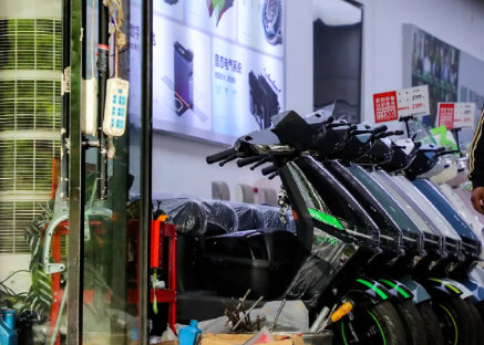 【老国标新车转二手销售是否违法违规】有老国标车上牌转二手清库存 记者走访了杭州多